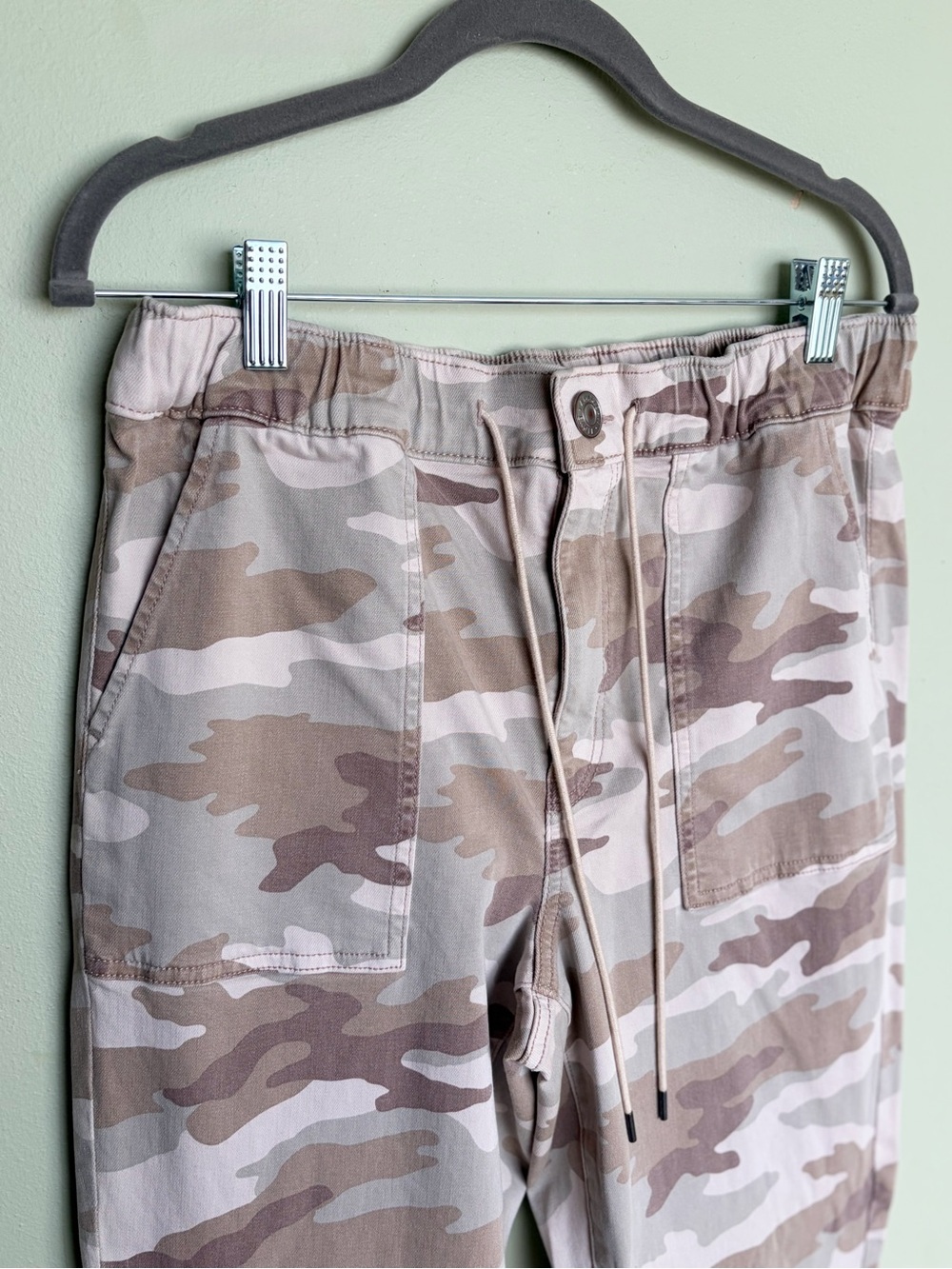 American Eagle Women’s Beige Camo Cargo Jogger Pants Size 12 Streetwear Utility